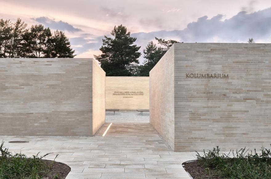 Complejo de columbarios en el cementerio municipal de Radom-28