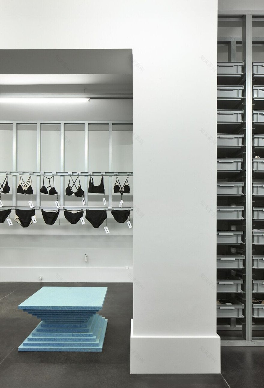 旧烘焙坊中的精美内衣店-44