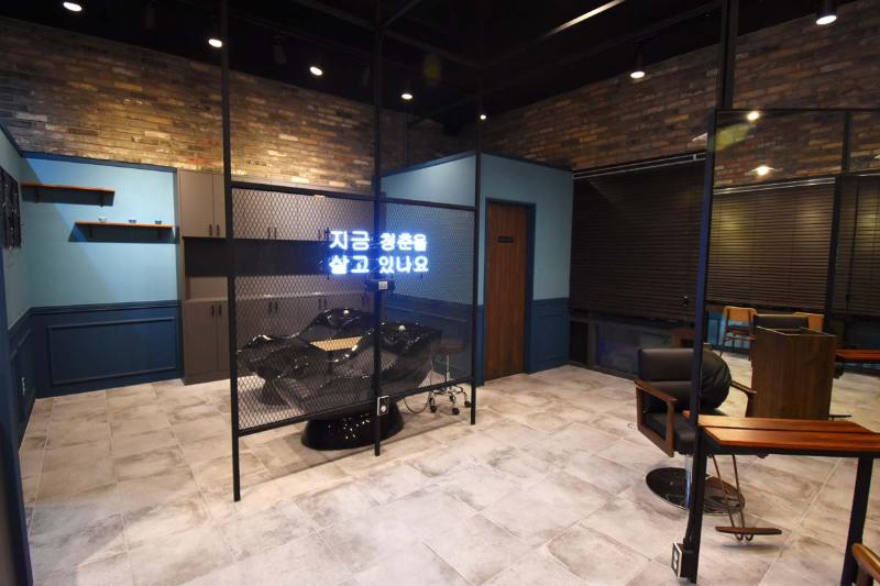 25 平米美妆小店，极简黑白色调打造青春时尚空间-8