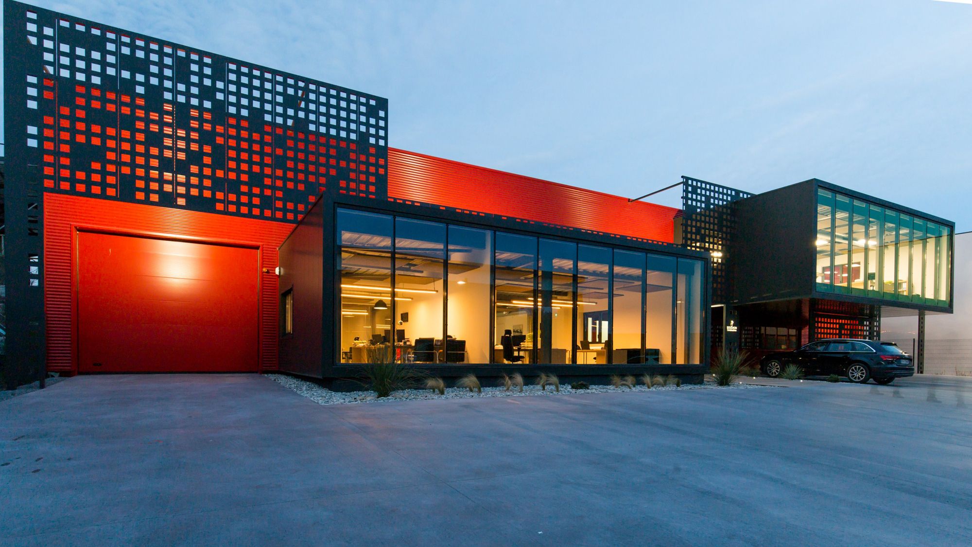 打破对称的金属网格办公楼-0