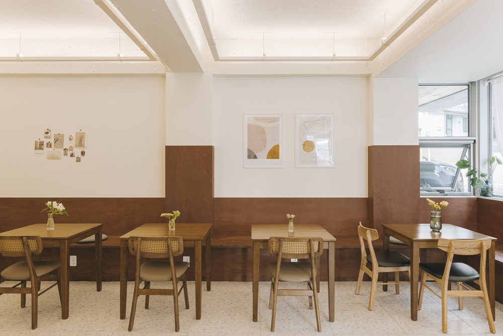白色与木色，打造 21 平极简咖啡厅-8