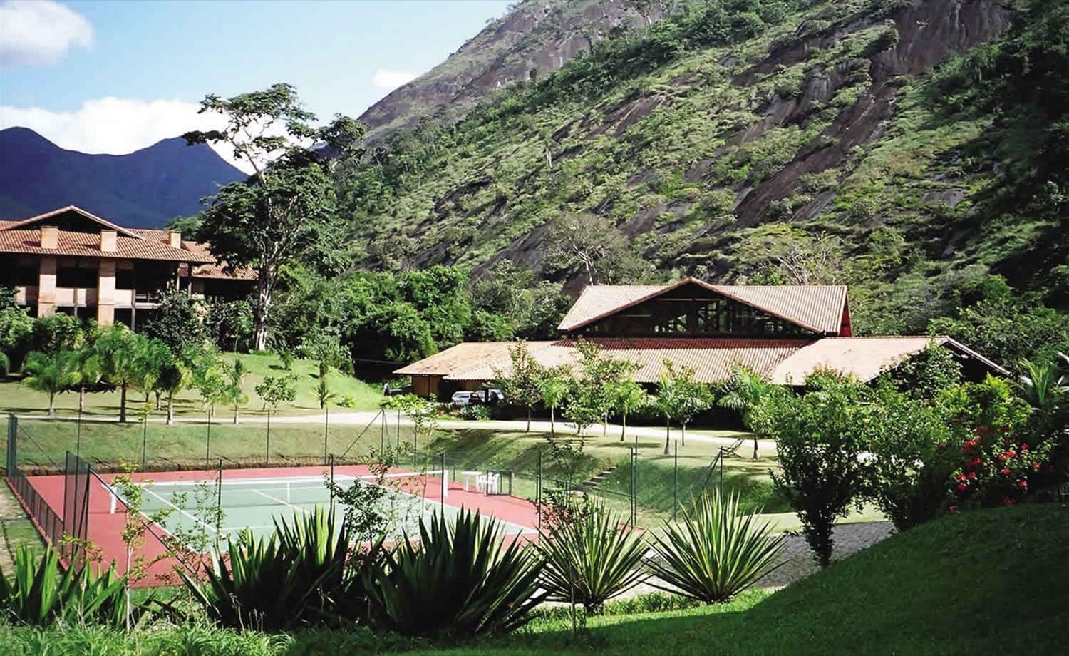 巴西山水之间的木质住宅群-5