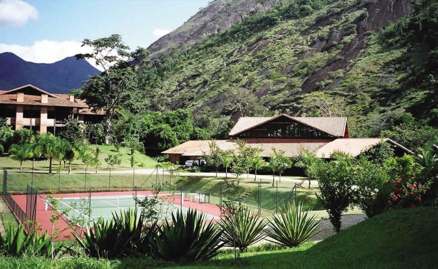 巴西山水之间的木质住宅群-5