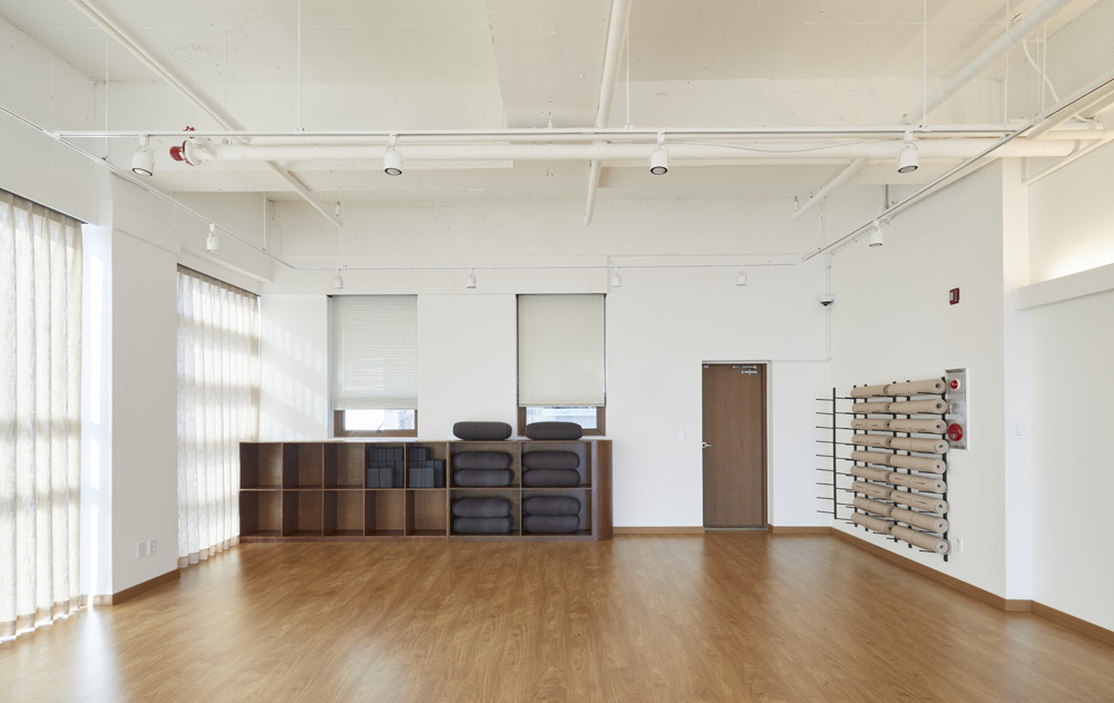 白色与木质的碰撞 | 50 平米瑜伽空间的极简设计-14