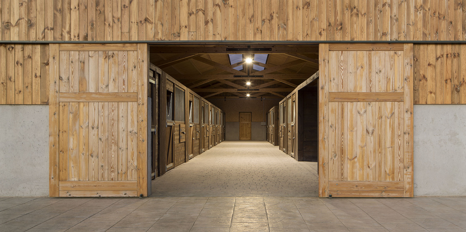 Hotel Equino · 乡村环境中的工业风马厩设计丨西班牙莱里达丨Gabarra Arquitectes-8