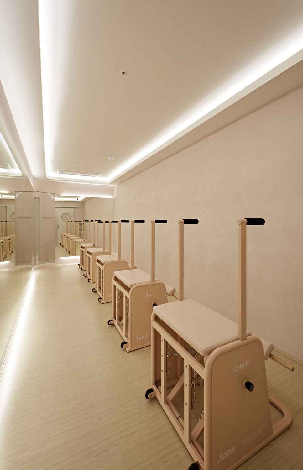 菲拉格慕餐厅的粉色调设计-13