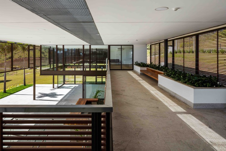 巴西自然景观中的社交俱乐部总部-23