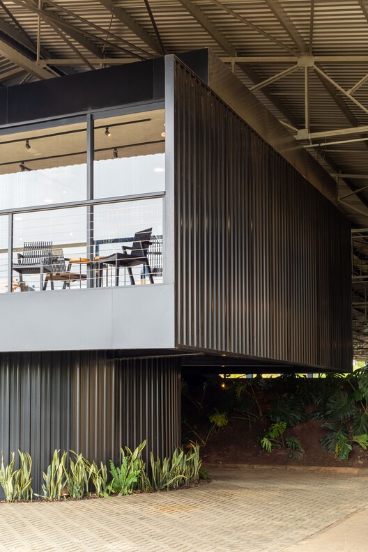 悬浮牛仔裤概念商店丨巴西丨Estúdio Almar-15