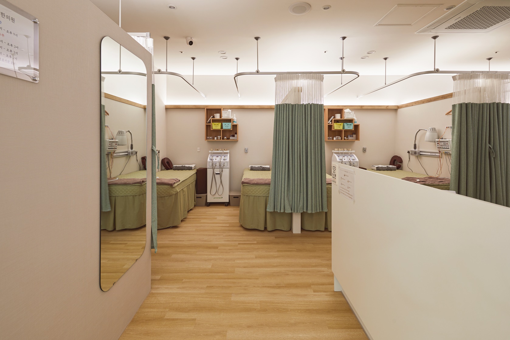 白色木纹，打造 52 平极简韩医馆-16