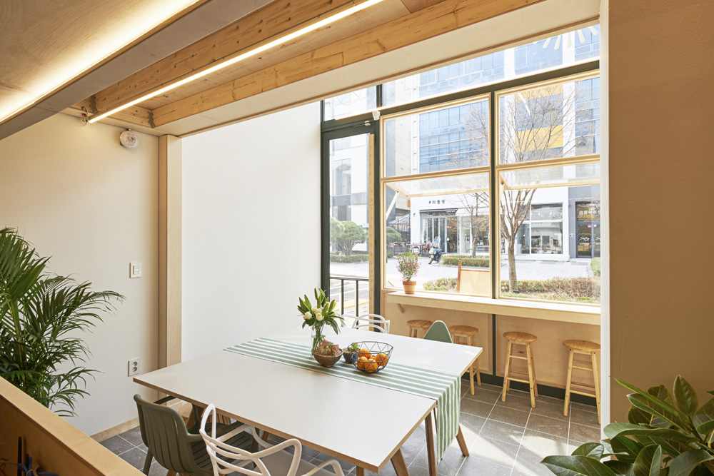 十平米清爽双层咖啡馆，展现简约设计魅力-4