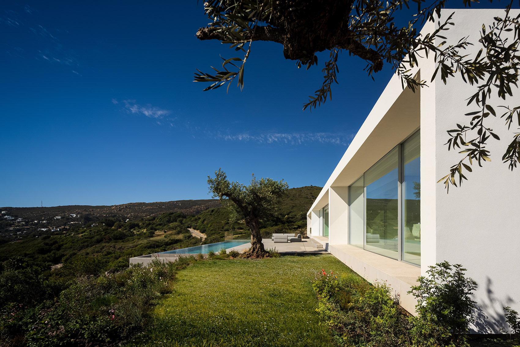 空中之屋 · 嵌入山体的宁静海景住宅丨Fran Silvestre Arquitectos-24