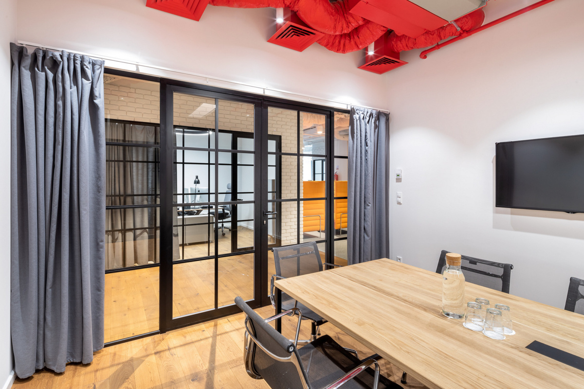 波兰华沙 Ogilvy 办公室,工业风与创意的完美结合-14