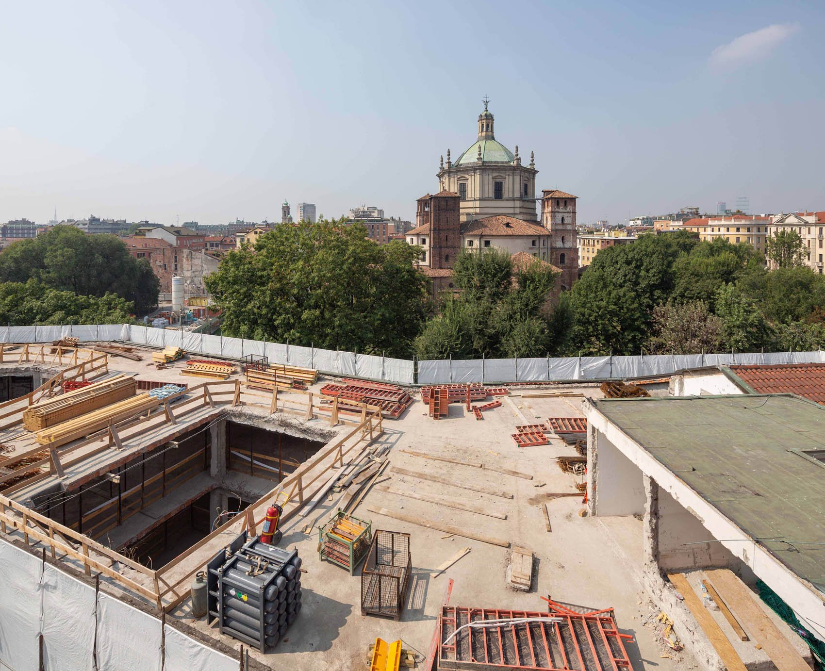 米兰“玻璃建筑”重现历史对话，公园景观与城市空间完美融合-24