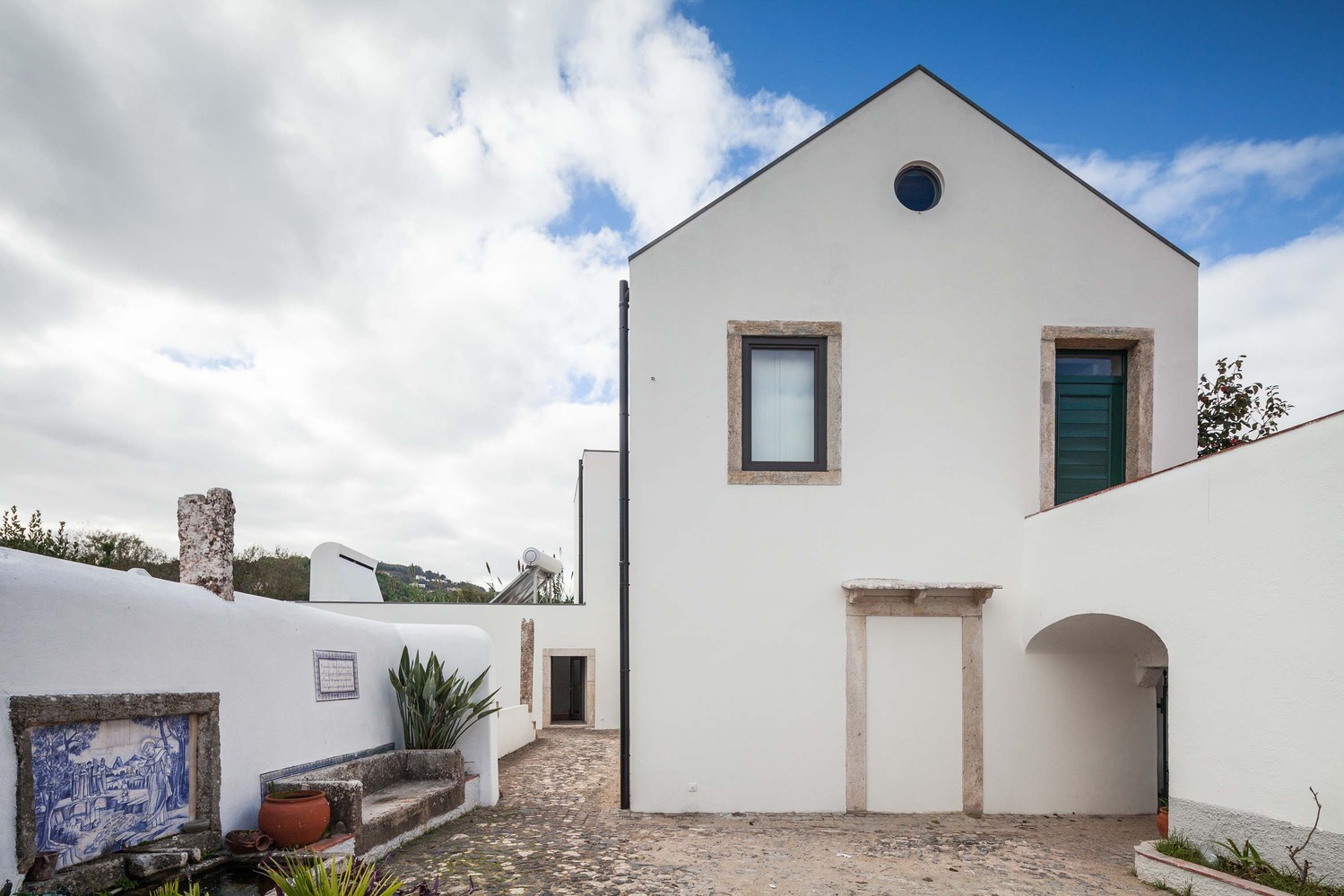 里斯本洛里什住宅 · 旧建筑新生命,彩色空间营造生活美学-18