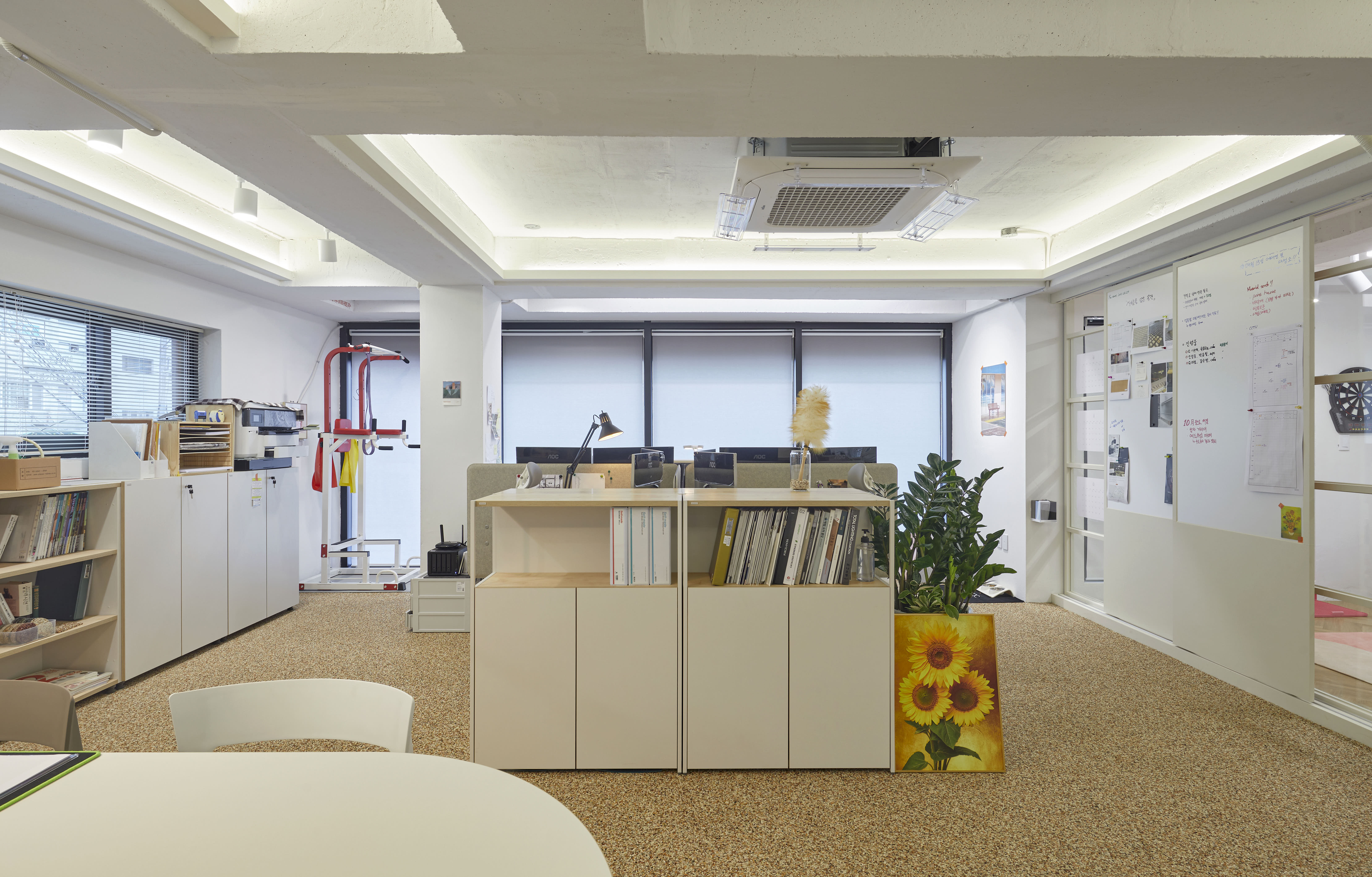 极简 24 平米办公空间设计-6