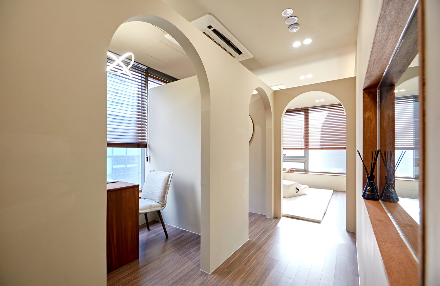 白色与木质的和谐共处，打造舒适 6 星级运动中心-3