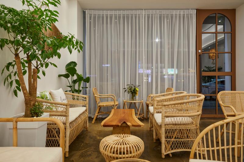 20 平米温馨双色咖啡厅-11