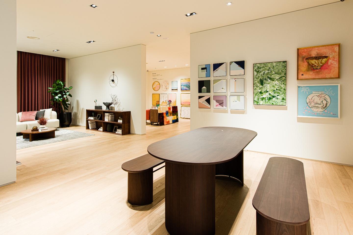 白色与木质，极简艺术的 35 平米艺术画廊-6