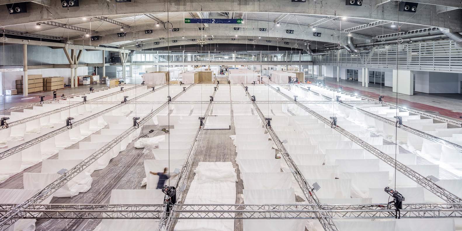 巴塞罗那临时空间建筑 · 环保与历史的完美结合-14