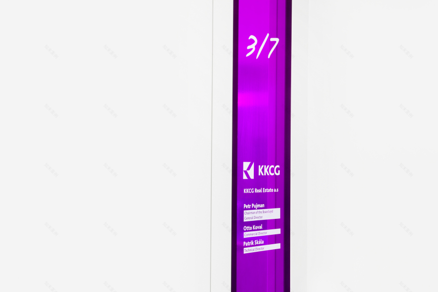 布拉格 KKCG 建筑室内设计 | 垂直花园与自然材料的融合-10