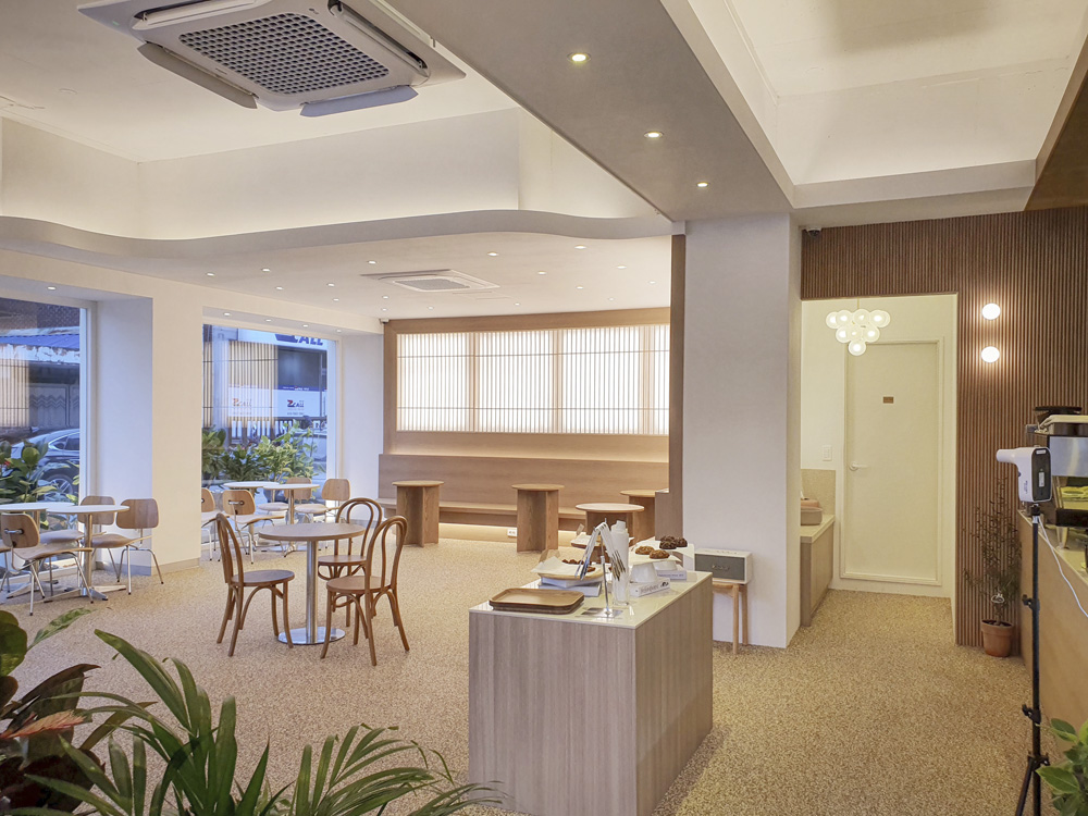 白色与木色，打造温馨 40 平米咖啡厅-7