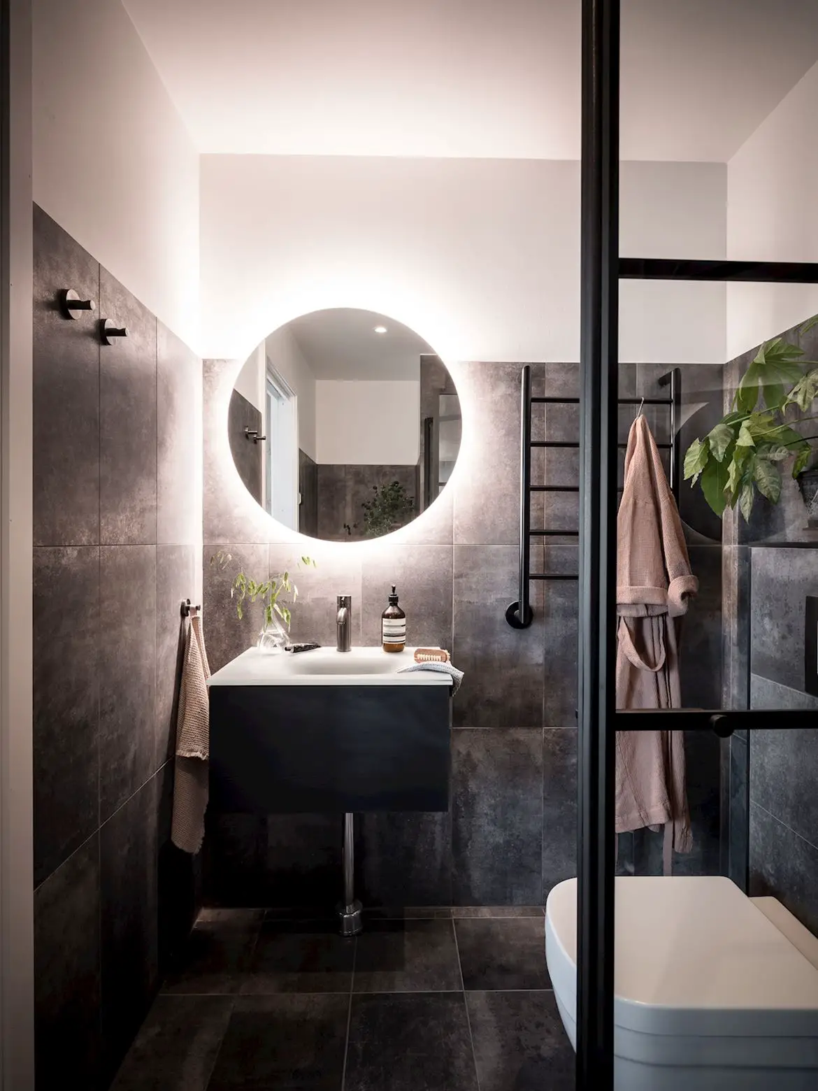 38 平米瑞典工业风迷你阁楼 | 黑暗设计之美-16