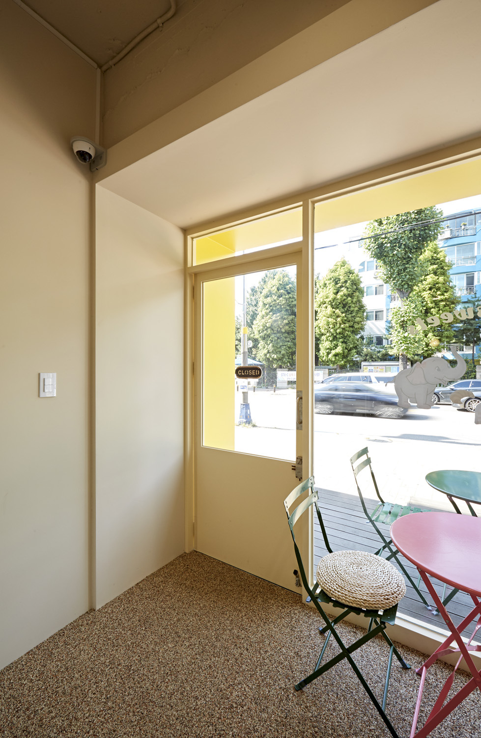 蓝色外观的 8 平米拘留室，极简主义的完美体现-12