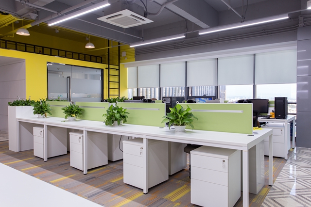 【凯悦装饰】以地板胶、地毯和不绣钢为主材料的办公室-3