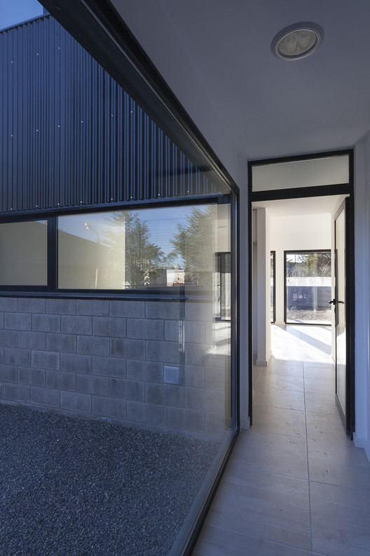 阿根廷城市广场上的黑色钢构住宅群-35