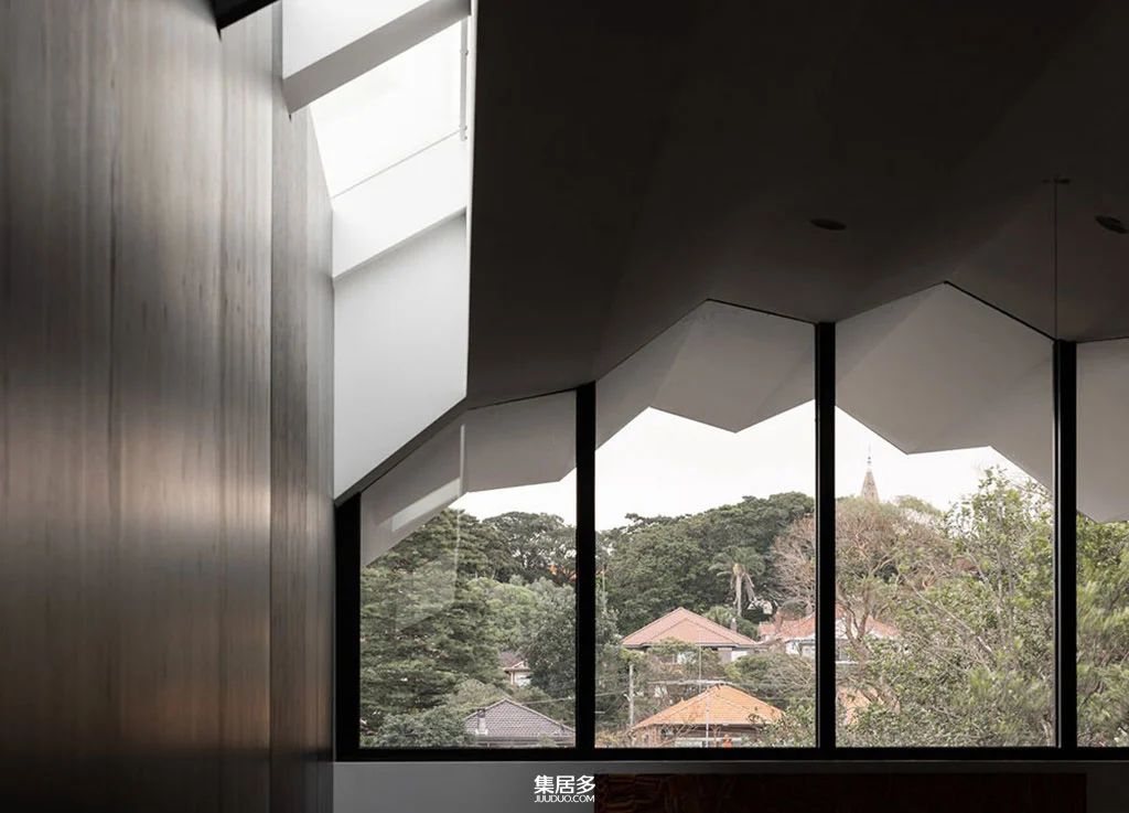 拥有独特屋顶和壮观黑色厨房的悉尼豪宅-18