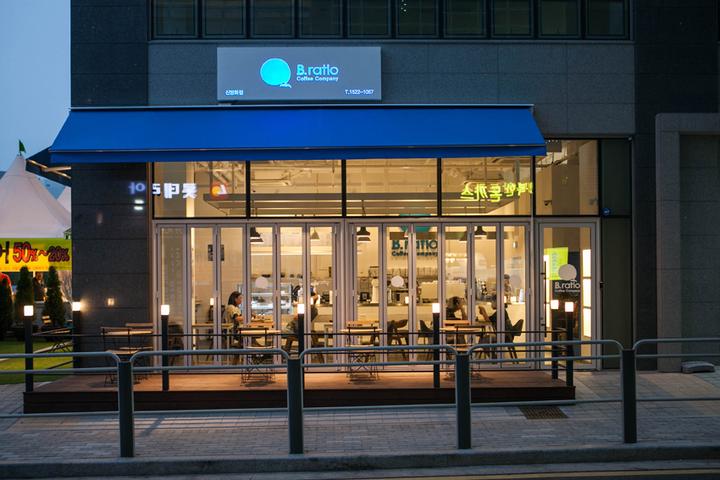 26 坪极简白色现代咖啡厅，首尔江南区品味之选-10