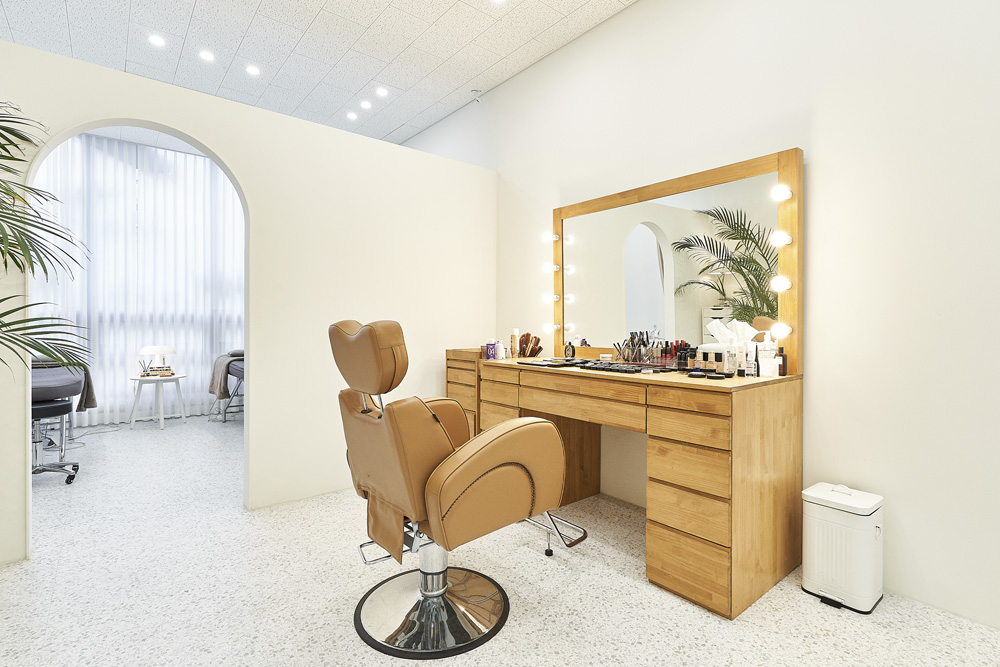 白色与木质的碰撞，15 平小空间的魅力设计-5