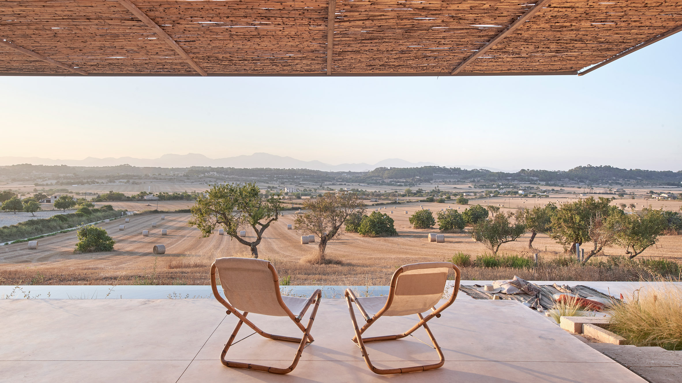 马洛卡岛酒店别墅 | OHLAB 打造复古影院式景观窗-0