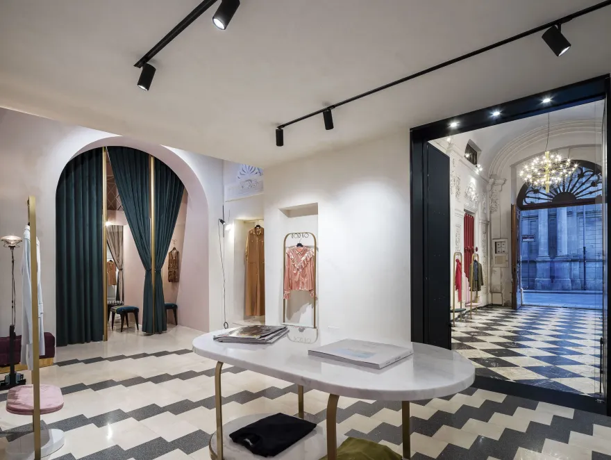 镜面幻境 · 意大利奢华服装店设计-9