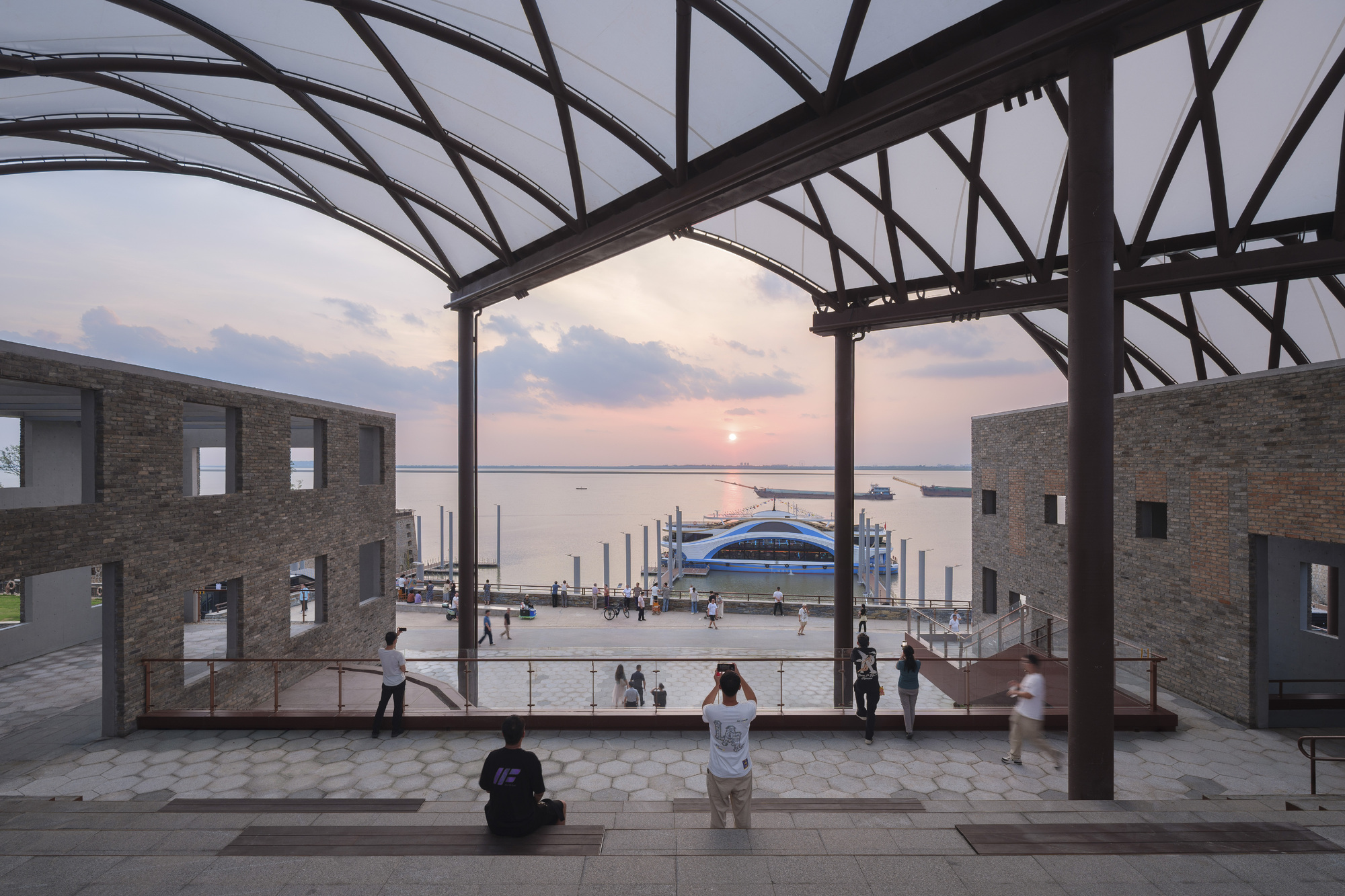 Yueyang Hualinggang Pier Tourist Center / WANG HUI | URBANUS-40