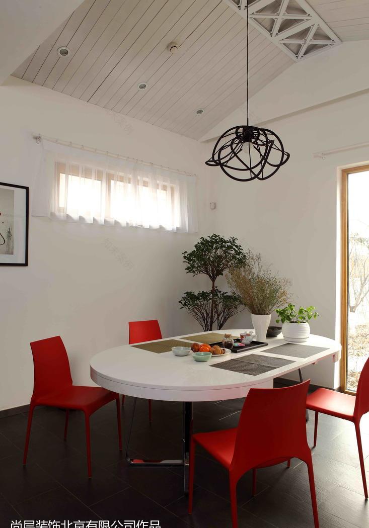 别处生活 | 白桌红椅的餐区与采光下沉庭院-0