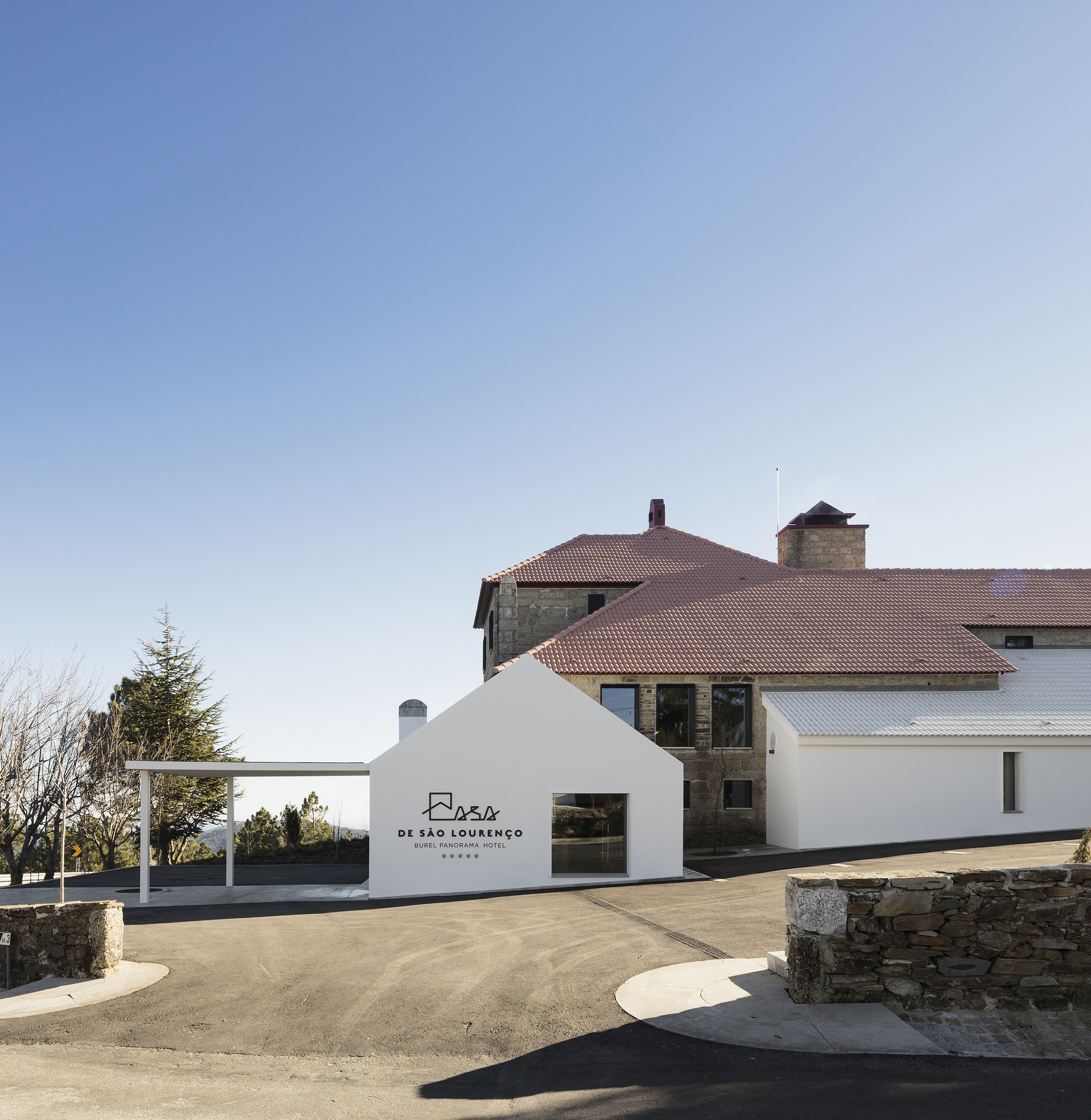 葡萄牙山区酒店融入本土文化,呈现现代与传统之美-15