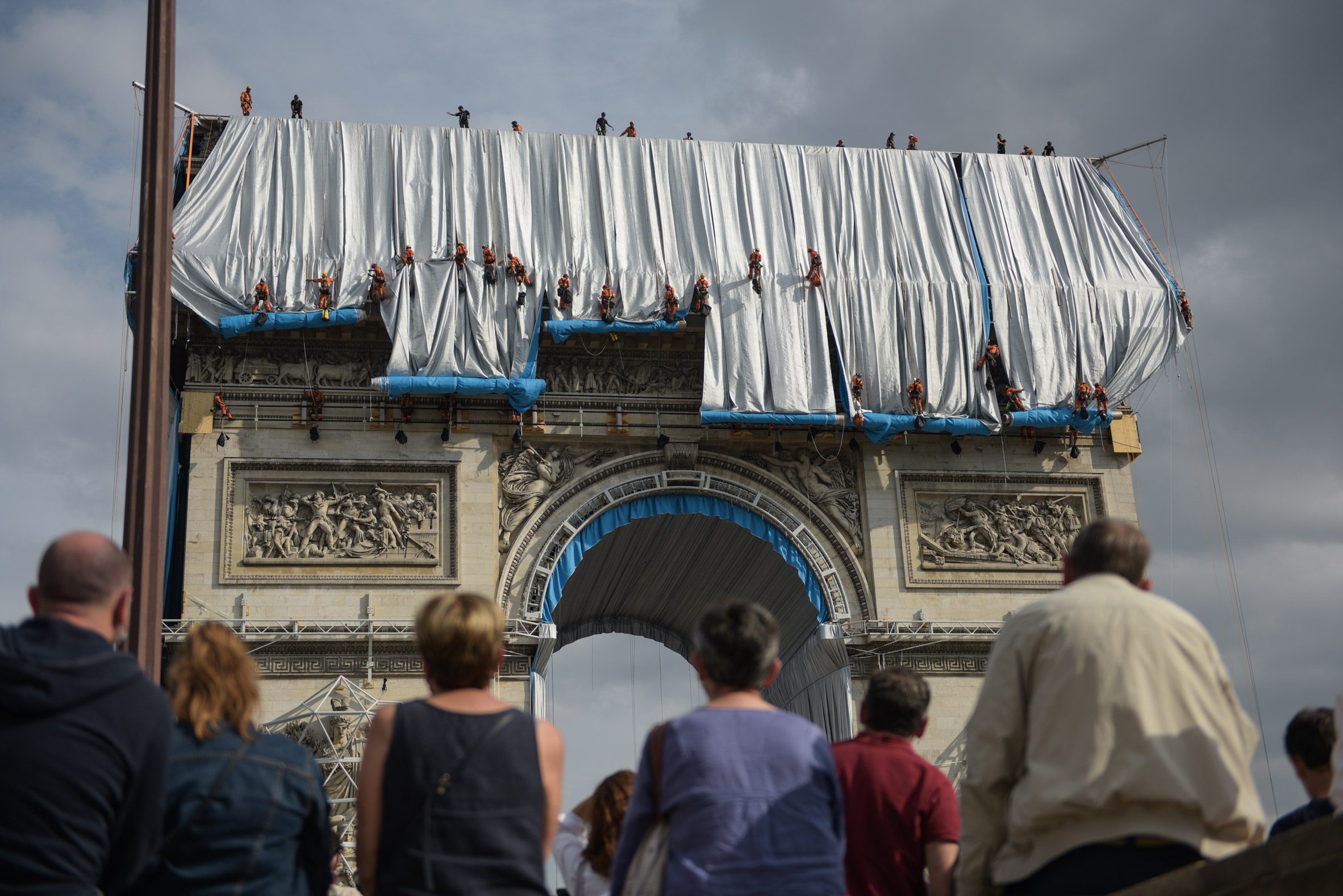 巴黎 Arc de Triomphe 缠绕艺术装置 | Christo 和 Jeanne-Claude 的遗作惊艳亮相-25