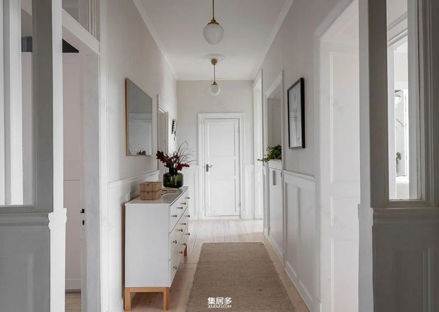 哥德堡明亮斯堪的纳维亚公寓的彩色画廊墙设计-28