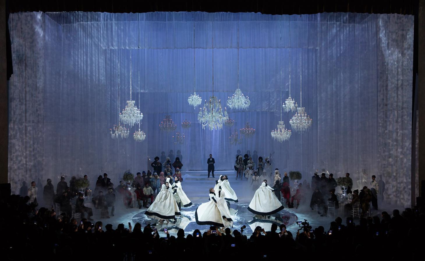 Moncler 冬季舞会时尚秀 | 奢华羽绒服品牌的室内设计魅力-1