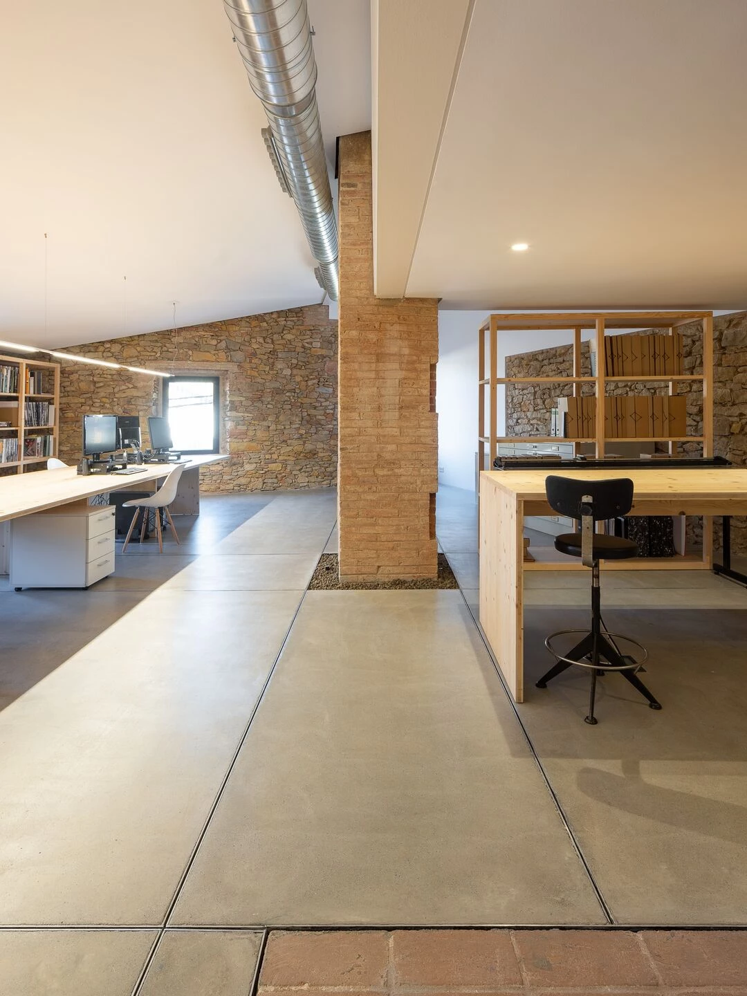 旧仓库新生 · Nordest Arquitectura 打造西班牙古村办公室-22