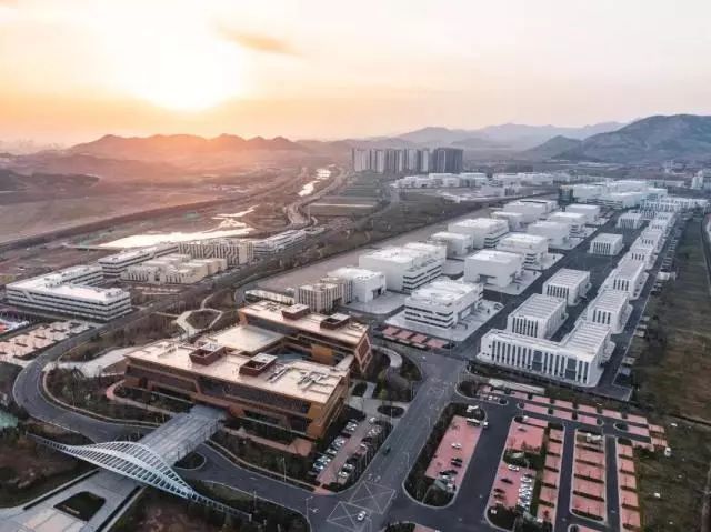 亚泰国际打造东方影都主题酒店-8