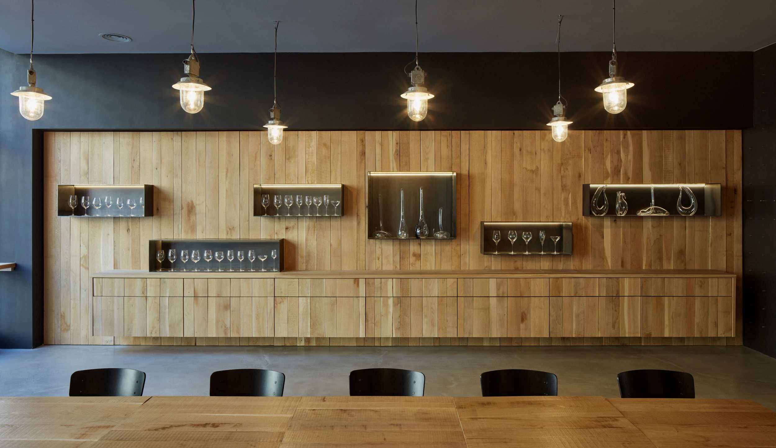 RIEDEL 酒杯捷克展示店,纯美玻璃与原始材料的对话-12