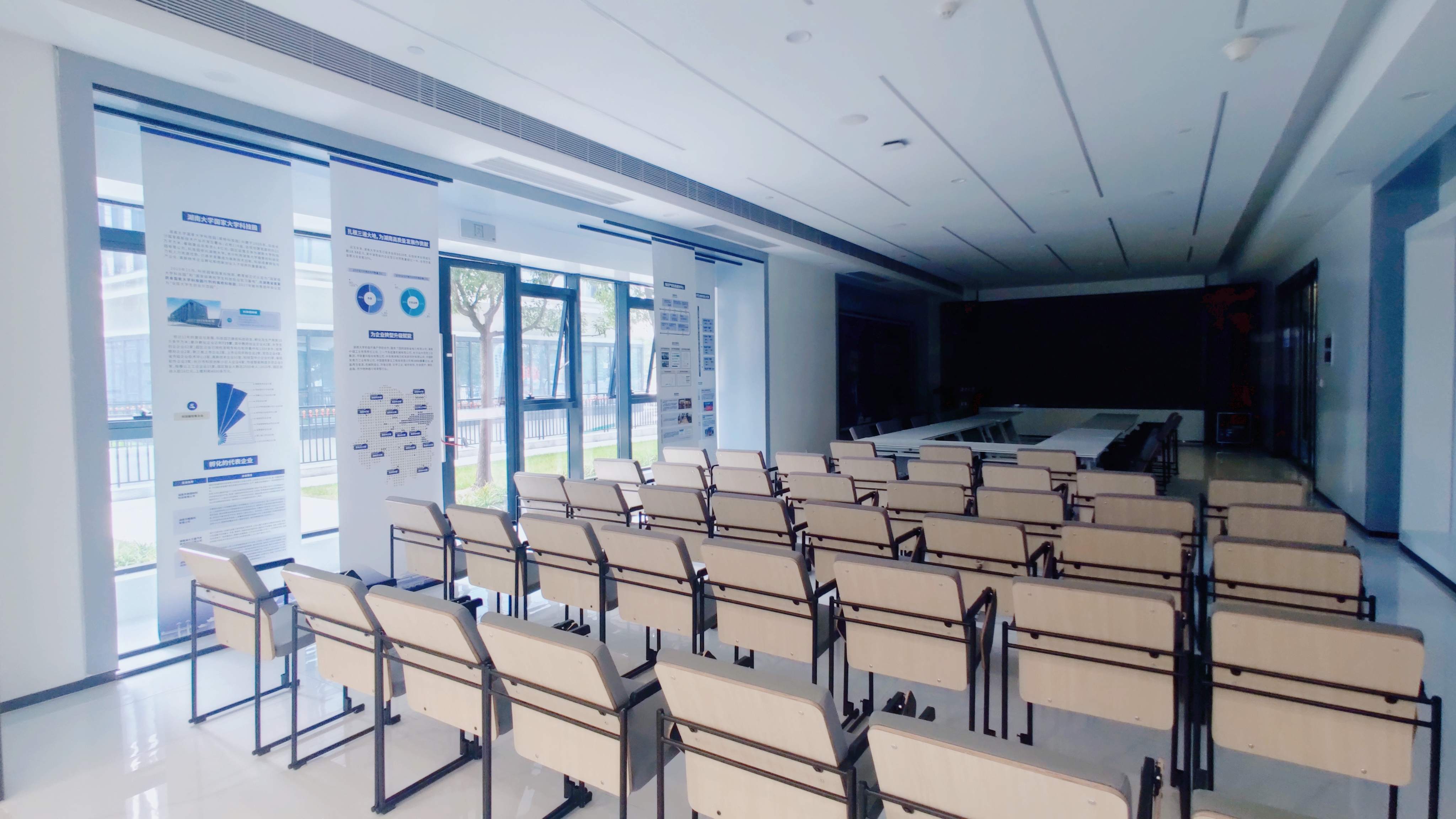 湖南大学科技成果转化中心展厅-9