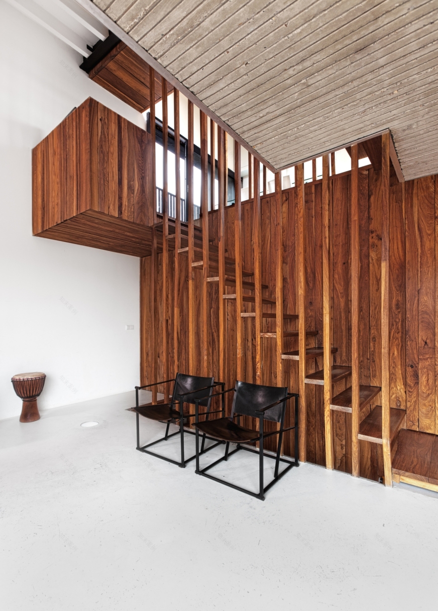 荷兰恩斯赫德住宅——混凝土支柱上的私密木盒-24