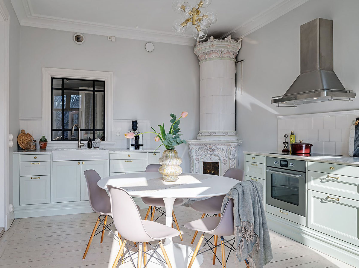 北欧风格公寓的彩色厨房设计-1