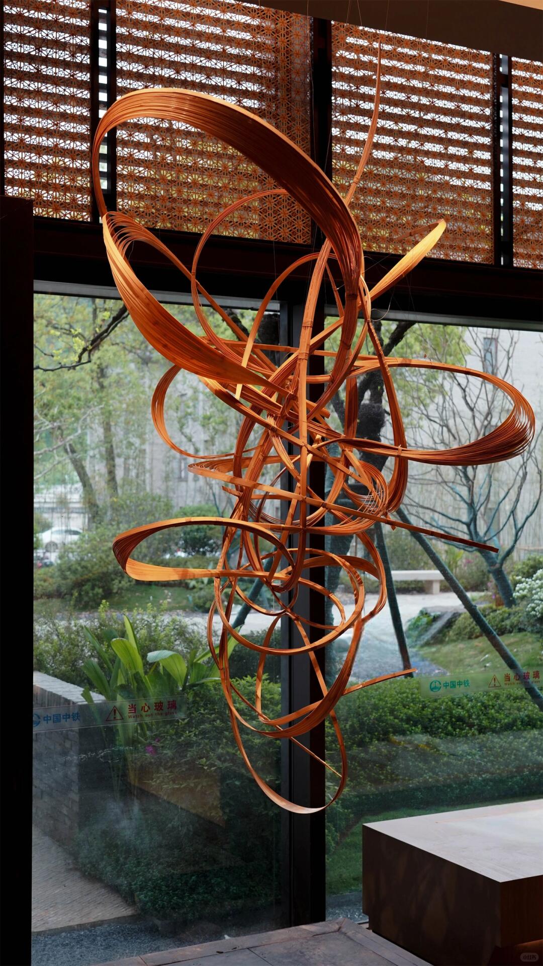 用竹书写禅意,风和雾的轨迹 · 酒店装置艺术《风袖牵岚》-20