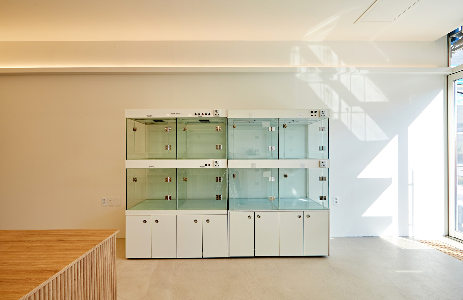 白色与木材的完美融合 | 12 平米小空间的精致内饰-7