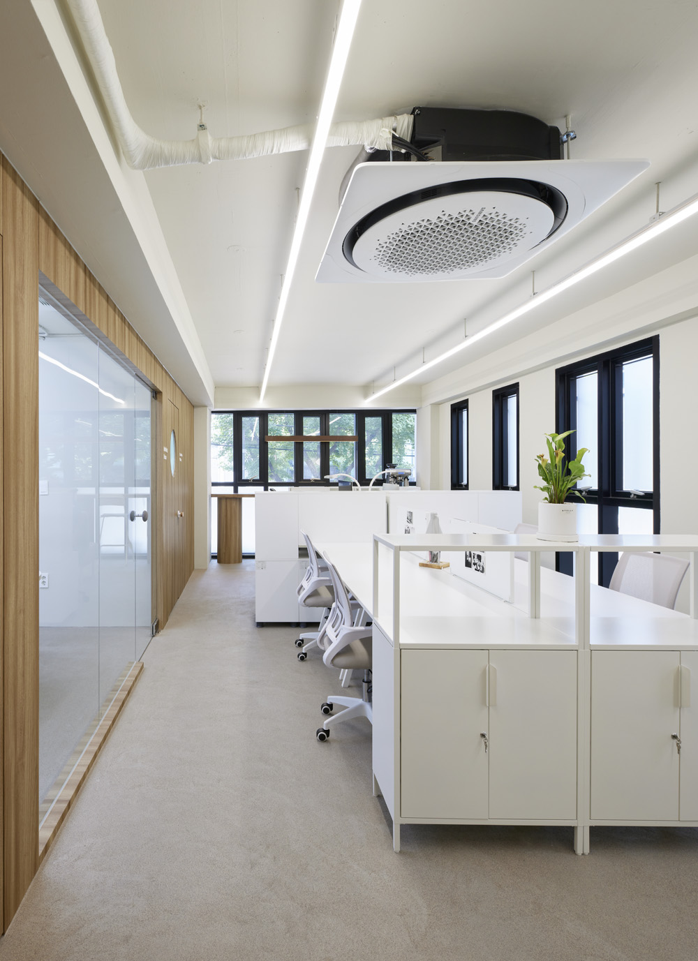 白色与木色交融的极简办公空间设计-12