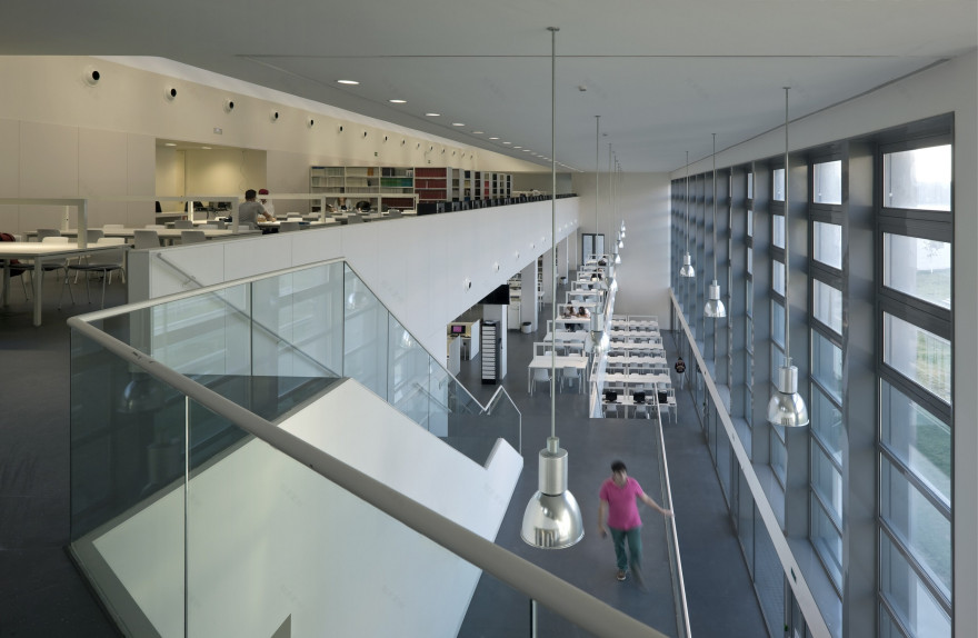 格兰纳达大学学习中心 · 有机形态的多功能空间-20